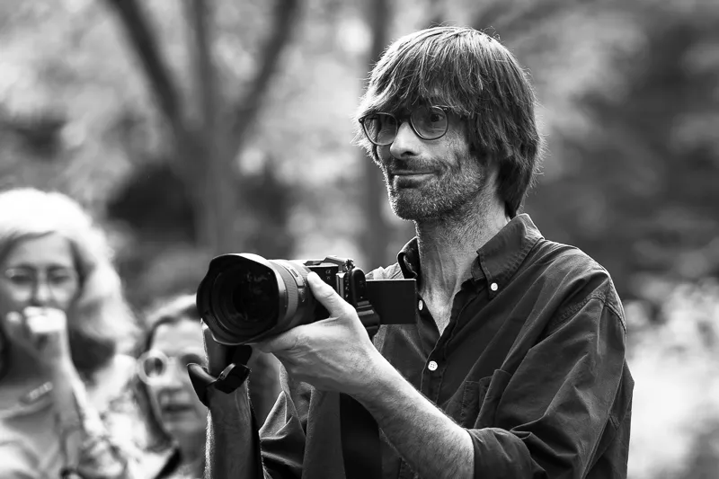 Fotograf mit Kamera bei einer Hochzeitsreportage in NRW
