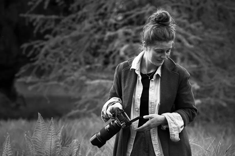 Fotografin mit Kamera bei einer Hochzeitsreportage im Ruhrgebiet